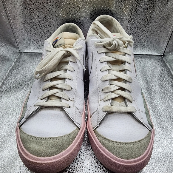 Nike Blazer Low '77 Men's 10.5 Sneakers White Pink Shoes DD3034-100 LGTBQ+ - Picture 2 of 11